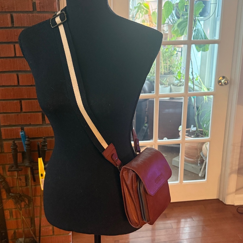 Elegant Brown Leather Crossbody Bag with Patterned Strap